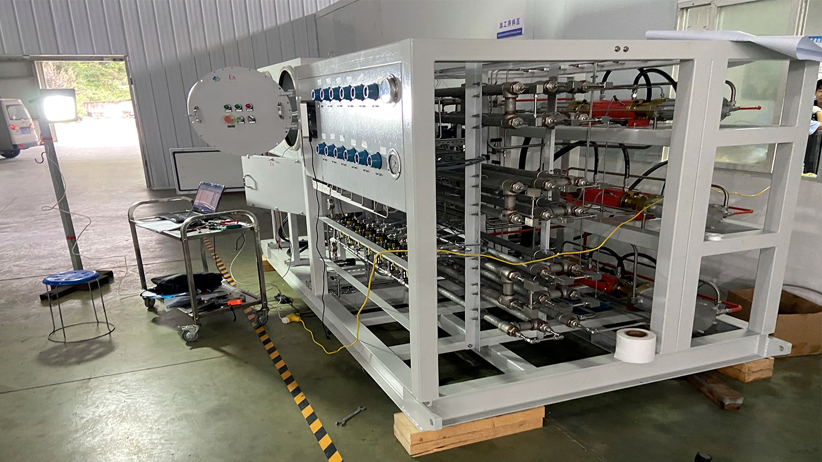 Водородная заправочная станция вид сбоку