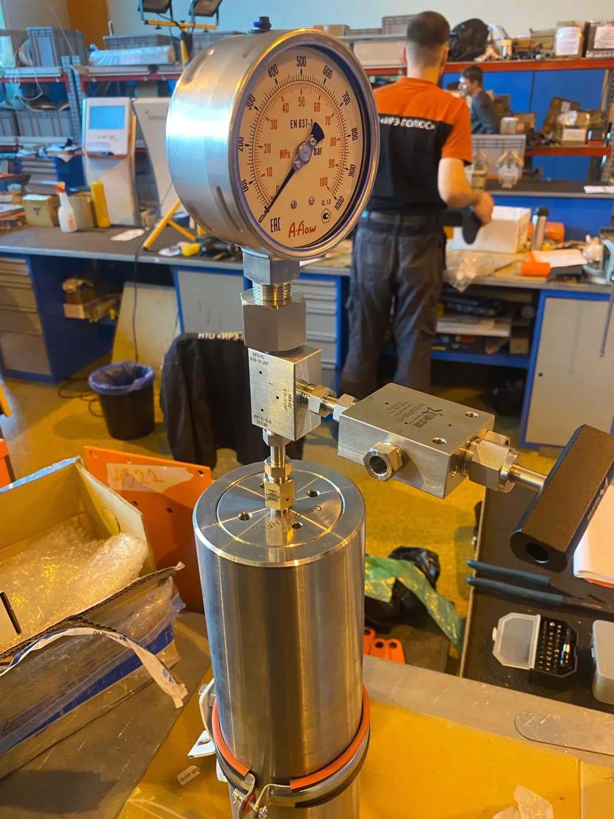 Устройство для заправки гидроаккумулятора газом и контроля давления